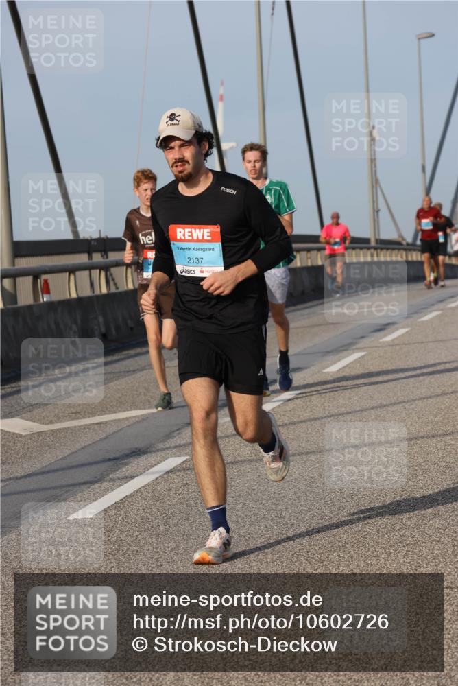03.10.2026 - Köhlbrandbrückenlauf Strokosch-Dieckow http://msf.ph/oto/10602726 03.10.2026 09:38:40 Position 2 2137 meine-sportfotos.de