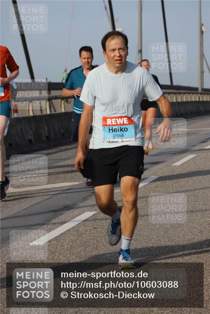03.10.2026 - Köhlbrandbrückenlauf Strokosch-Dieckow http://msf.ph/oto/10603088 03.10.2026 09:39:20 Position 2 2164 meine-sportfotos.de
