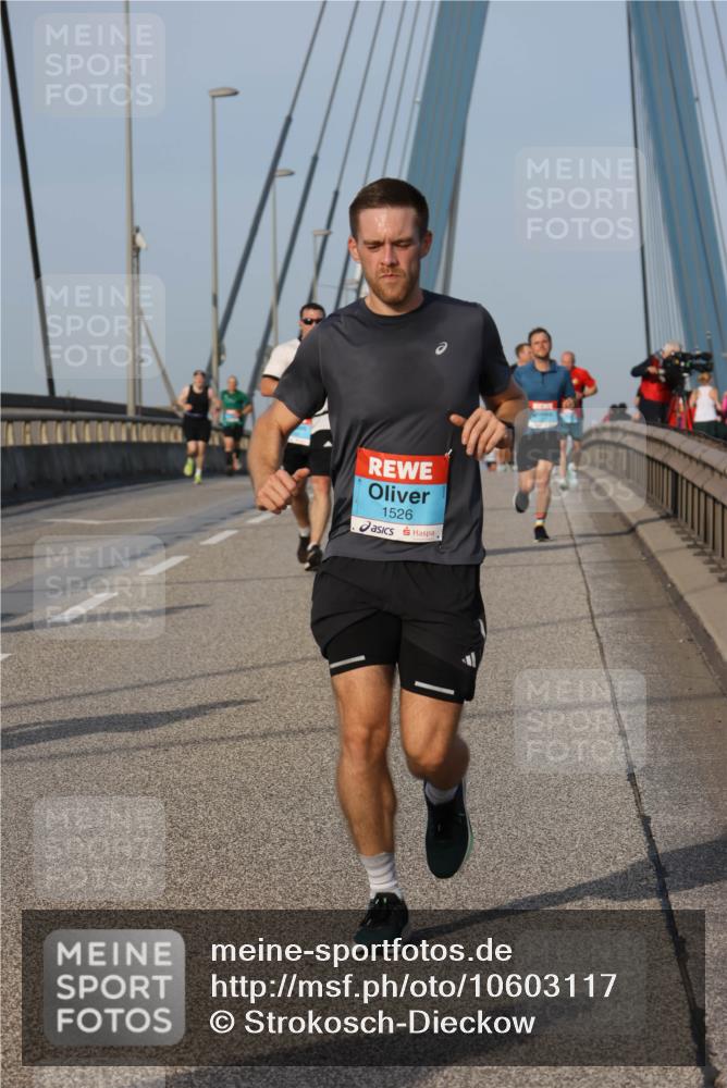 03.10.2026 - Köhlbrandbrückenlauf Strokosch-Dieckow http://msf.ph/oto/10603117 03.10.2026 09:39:21 Position 2 1526 meine-sportfotos.de