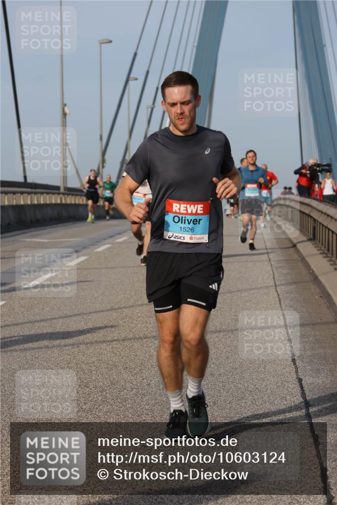 03.10.2026 - Köhlbrandbrückenlauf Strokosch-Dieckow http://msf.ph/oto/10603124 03.10.2026 09:39:22 Position 2 1526 meine-sportfotos.de