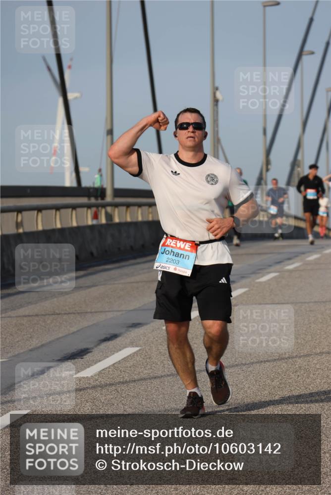 03.10.2026 - Köhlbrandbrückenlauf Strokosch-Dieckow http://msf.ph/oto/10603142 03.10.2026 09:39:26 Position 2 2203 meine-sportfotos.de