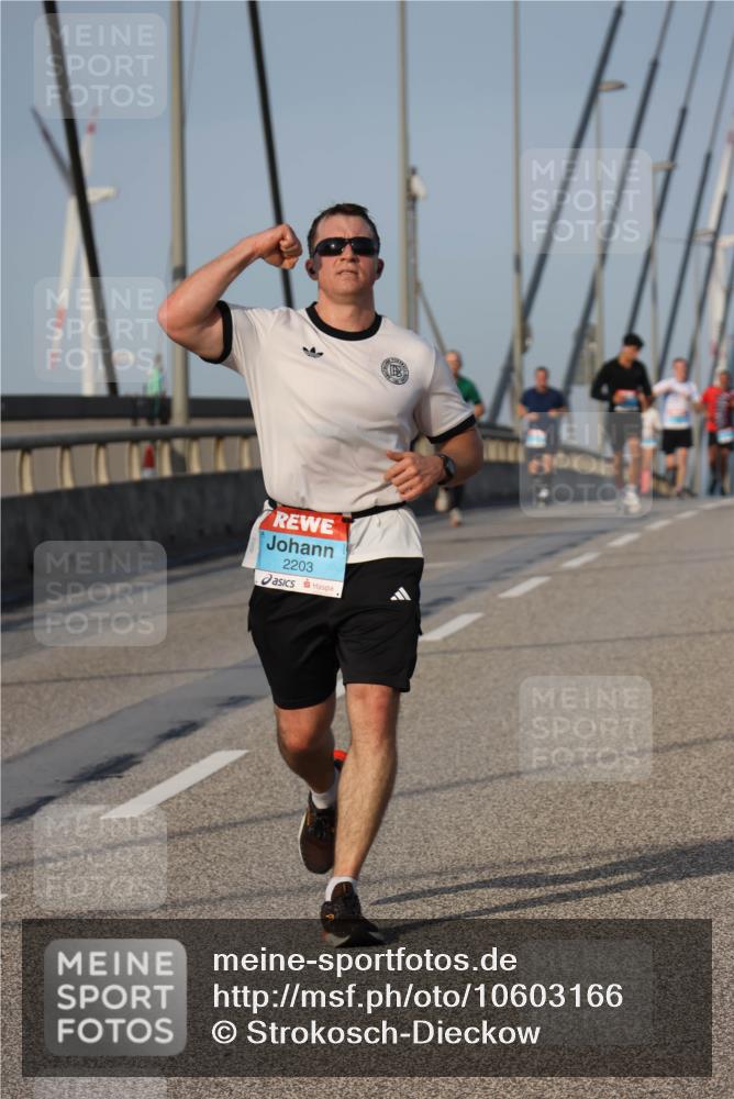 03.10.2026 - Köhlbrandbrückenlauf Strokosch-Dieckow http://msf.ph/oto/10603166 03.10.2026 09:39:27 Position 2 2203 meine-sportfotos.de