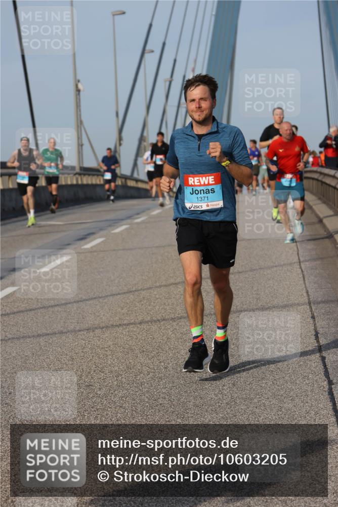03.10.2026 - Köhlbrandbrückenlauf Strokosch-Dieckow http://msf.ph/oto/10603205 03.10.2026 09:39:29 Position 2 1371 meine-sportfotos.de