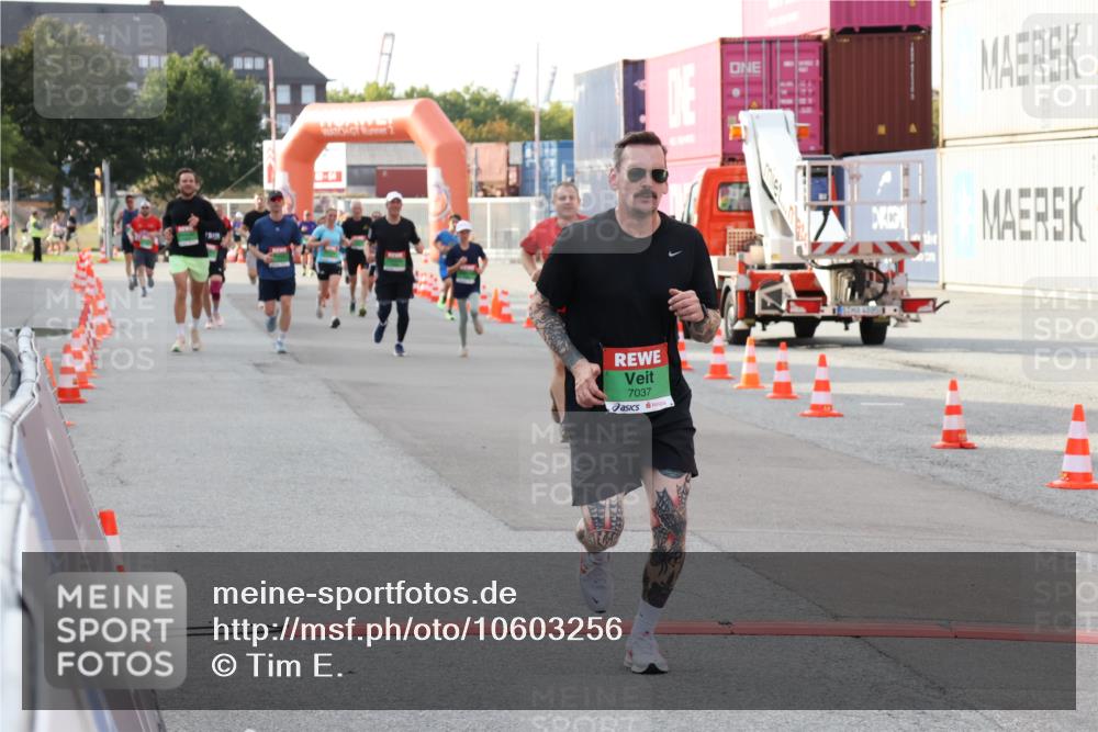 03.10.2026 - Köhlbrandbrückenlauf Tim E. http://msf.ph/oto/10603256 03.10.2026 16:10:23 Ziel 7037, 7053, 7663, 7868, 7869, 8368, 8887, 8939 meine-sportfotos.de