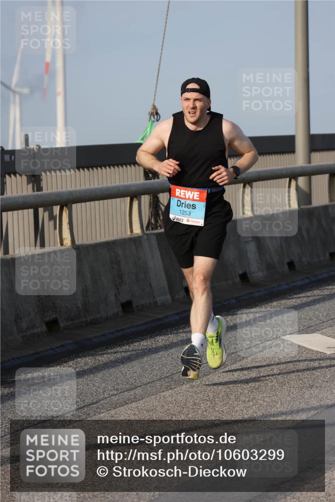 03.10.2026 - Köhlbrandbrückenlauf Strokosch-Dieckow http://msf.ph/oto/10603299 03.10.2026 09:39:36 Position 2 1253 meine-sportfotos.de