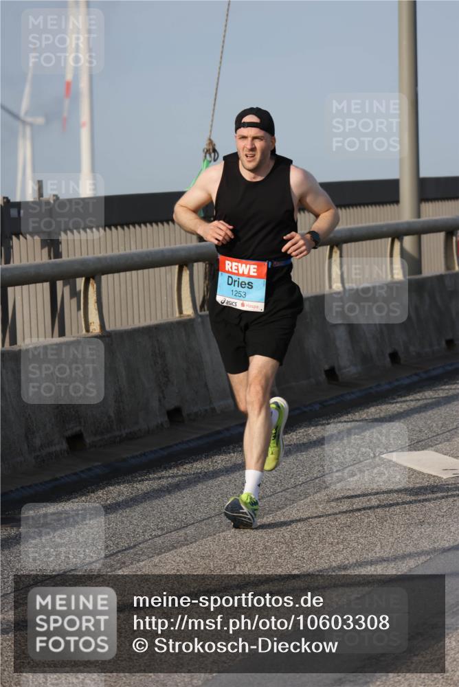 03.10.2026 - Köhlbrandbrückenlauf Strokosch-Dieckow http://msf.ph/oto/10603308 03.10.2026 09:39:36 Position 2 1253 meine-sportfotos.de