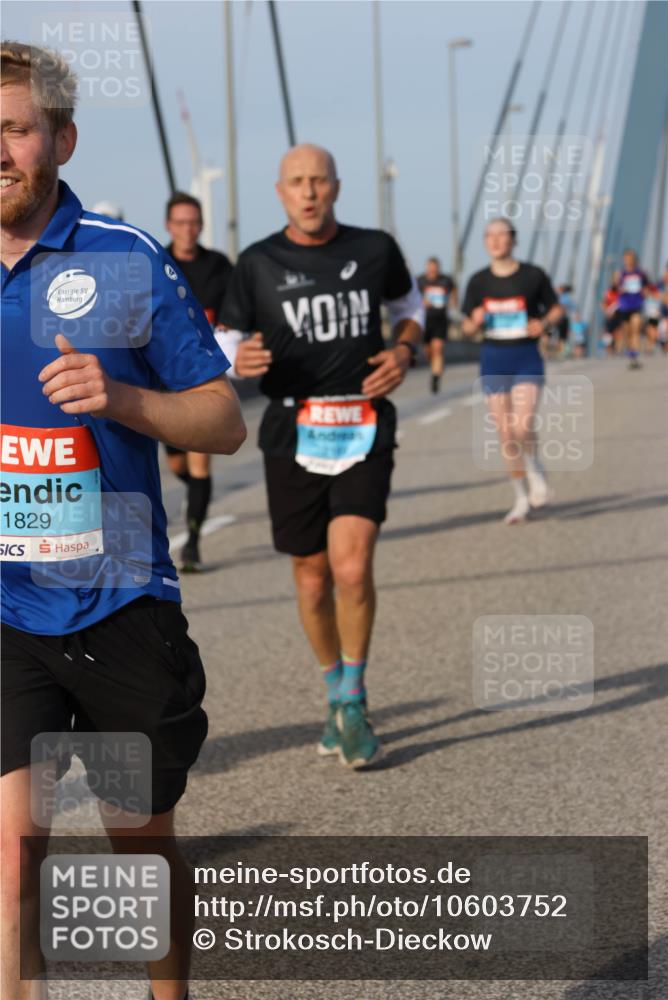 03.10.2026 - Köhlbrandbrückenlauf Strokosch-Dieckow http://msf.ph/oto/10603752 03.10.2026 09:40:11 Position 2 1829 meine-sportfotos.de