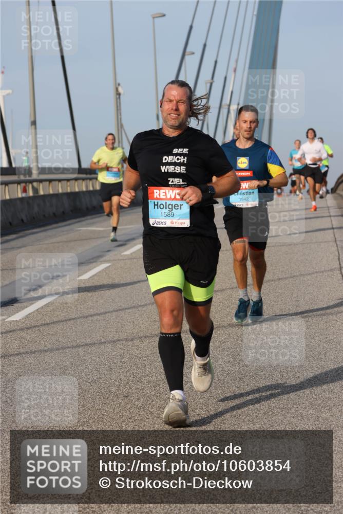 03.10.2026 - Köhlbrandbrückenlauf Strokosch-Dieckow http://msf.ph/oto/10603854 03.10.2026 09:40:19 Position 2 25, 0, 1589, 1942 meine-sportfotos.de