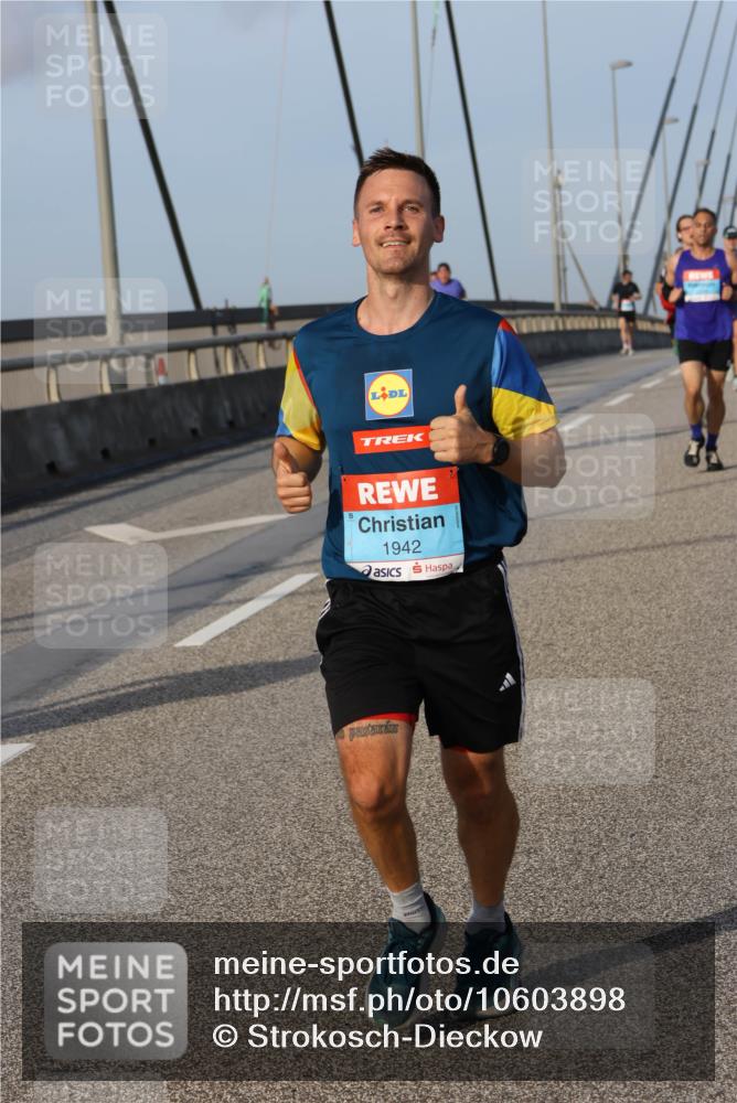03.10.2026 - Köhlbrandbrückenlauf Strokosch-Dieckow http://msf.ph/oto/10603898 03.10.2026 09:40:22 Position 2 1942 meine-sportfotos.de