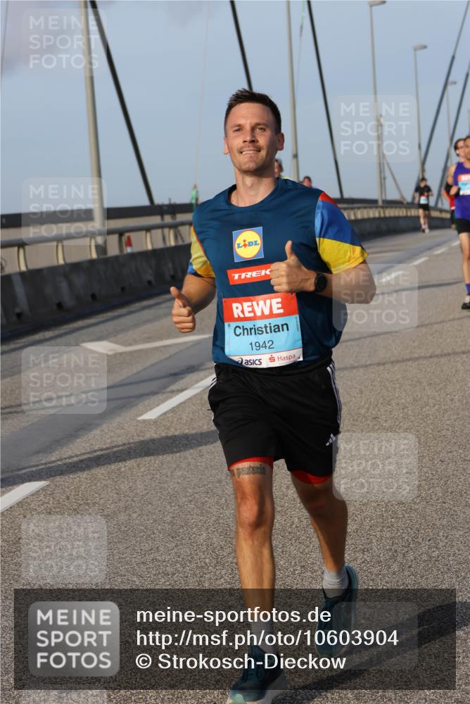 03.10.2026 - Köhlbrandbrückenlauf Strokosch-Dieckow http://msf.ph/oto/10603904 03.10.2026 09:40:22 Position 2 1942 meine-sportfotos.de