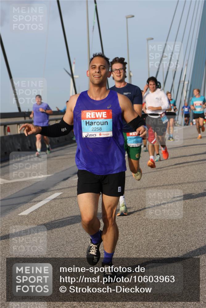 03.10.2026 - Köhlbrandbrückenlauf Strokosch-Dieckow http://msf.ph/oto/10603963 03.10.2026 09:40:27 Position 2 10, 2258, 2316 meine-sportfotos.de