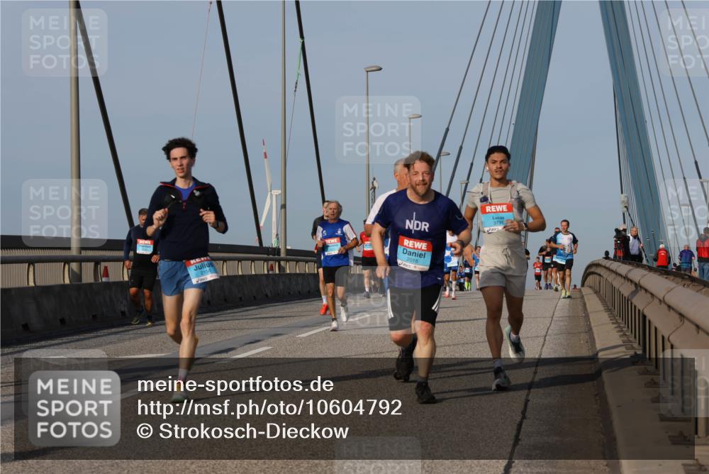 03.10.2026 - Köhlbrandbrückenlauf Strokosch-Dieckow http://msf.ph/oto/10604792 03.10.2026 09:42:09 Position 2 2018, 3731 meine-sportfotos.de