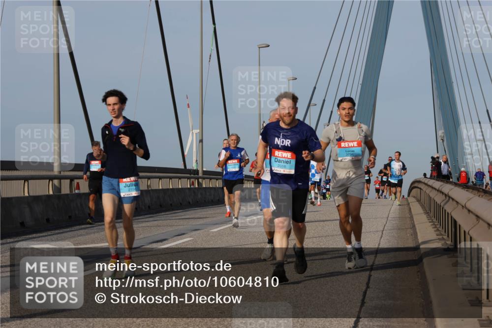 03.10.2026 - Köhlbrandbrückenlauf Strokosch-Dieckow http://msf.ph/oto/10604810 03.10.2026 09:42:10 Position 2 2156, 2018, 3731 meine-sportfotos.de