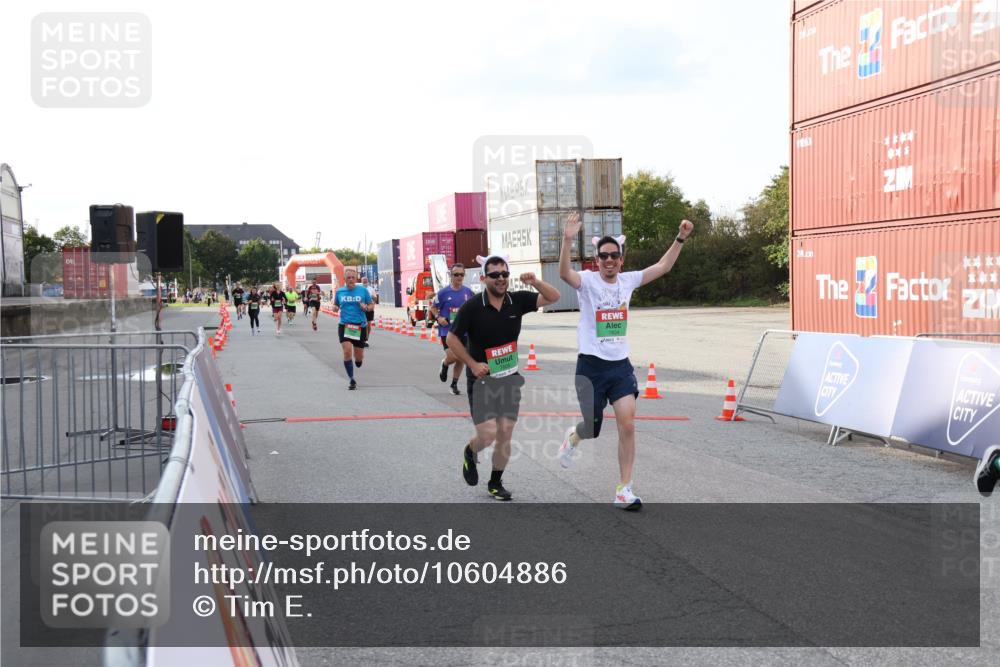 03.10.2026 - Köhlbrandbrückenlauf Tim E. http://msf.ph/oto/10604886 03.10.2026 16:12:06 Ziel 7542, 7594, 7604, 7605, 7876, 7963, 8227, 8296, 8394, 8523, 8576, 8662, 9120, 9760, 9820 meine-sportfotos.de