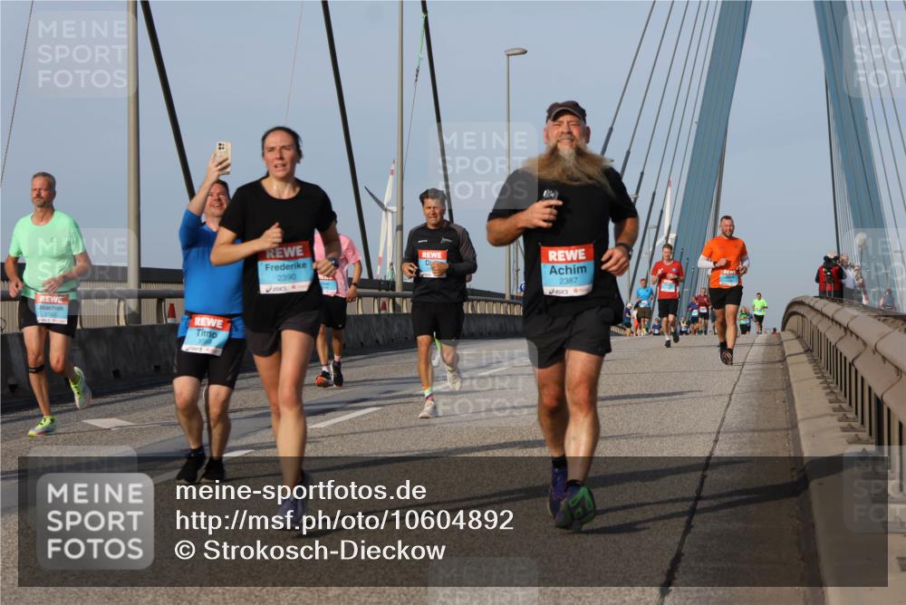 03.10.2026 - Köhlbrandbrückenlauf Strokosch-Dieckow http://msf.ph/oto/10604892 03.10.2026 09:42:30 Position 2 2163, 2390, 2387 meine-sportfotos.de