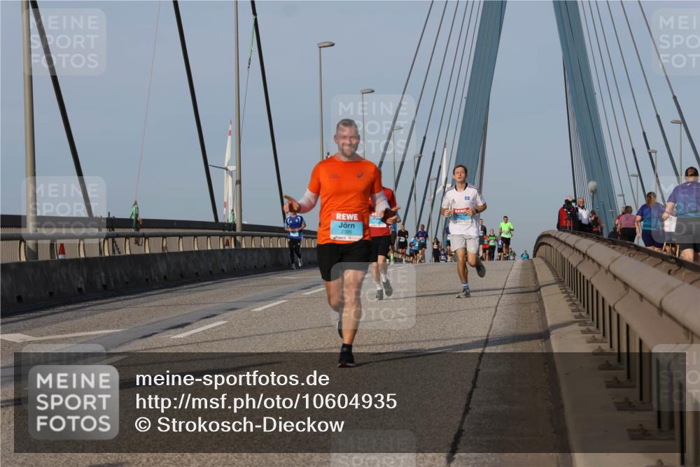 03.10.2026 - Köhlbrandbrückenlauf Strokosch-Dieckow http://msf.ph/oto/10604935 03.10.2026 09:42:36 Position 2 2395 meine-sportfotos.de