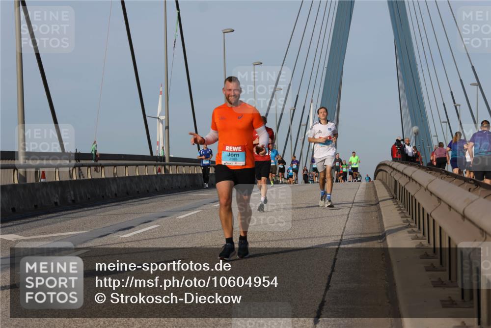 03.10.2026 - Köhlbrandbrückenlauf Strokosch-Dieckow http://msf.ph/oto/10604954 03.10.2026 09:42:37 Position 2 2395 meine-sportfotos.de