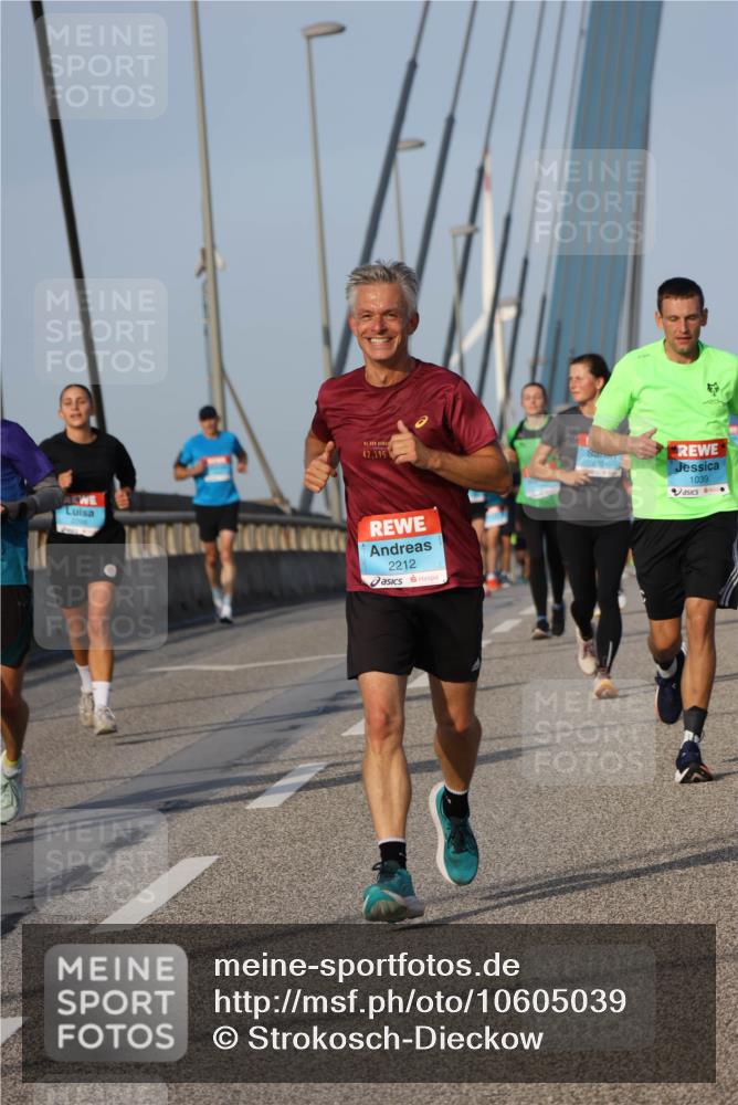 03.10.2026 - Köhlbrandbrückenlauf Strokosch-Dieckow http://msf.ph/oto/10605039 03.10.2026 09:42:54 Position 2 42, 195, 2212, 1039 meine-sportfotos.de
