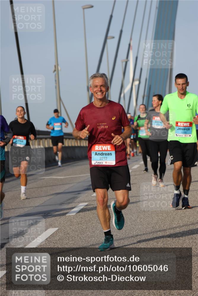 03.10.2026 - Köhlbrandbrückenlauf Strokosch-Dieckow http://msf.ph/oto/10605046 03.10.2026 09:42:54 Position 2 42, 195, 2212, 1039 meine-sportfotos.de