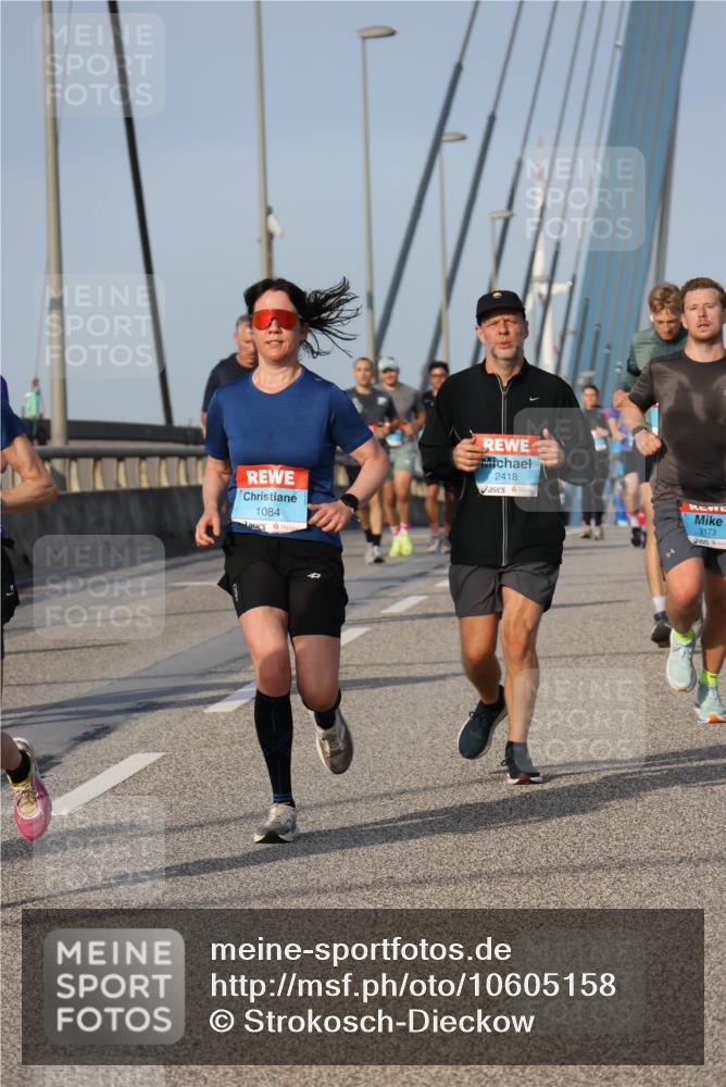 03.10.2026 - Köhlbrandbrückenlauf Strokosch-Dieckow http://msf.ph/oto/10605158 03.10.2026 09:43:10 Position 2 1084, 2418, 2173 meine-sportfotos.de