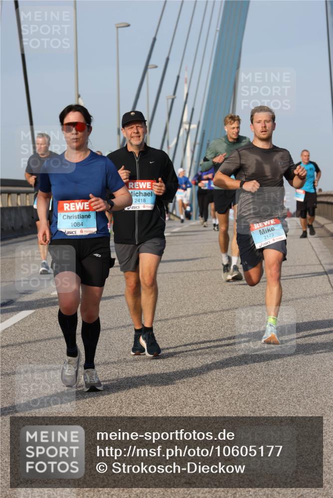 03.10.2026 - Köhlbrandbrückenlauf Strokosch-Dieckow http://msf.ph/oto/10605177 03.10.2026 09:43:11 Position 2 1084, 2418, 2173 meine-sportfotos.de