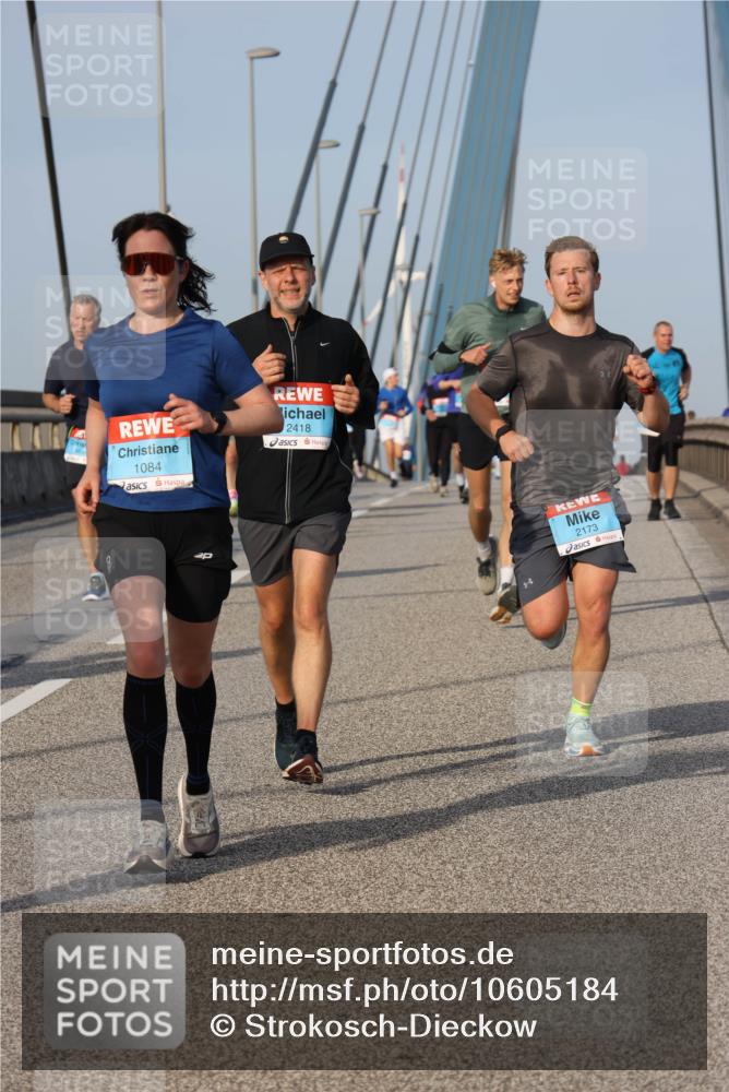 03.10.2026 - Köhlbrandbrückenlauf Strokosch-Dieckow http://msf.ph/oto/10605184 03.10.2026 09:43:11 Position 2 1084, 2418, 2173 meine-sportfotos.de