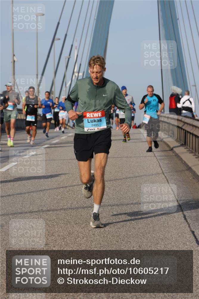 03.10.2026 - Köhlbrandbrückenlauf Strokosch-Dieckow http://msf.ph/oto/10605217 03.10.2026 09:43:15 Position 2 2495 meine-sportfotos.de