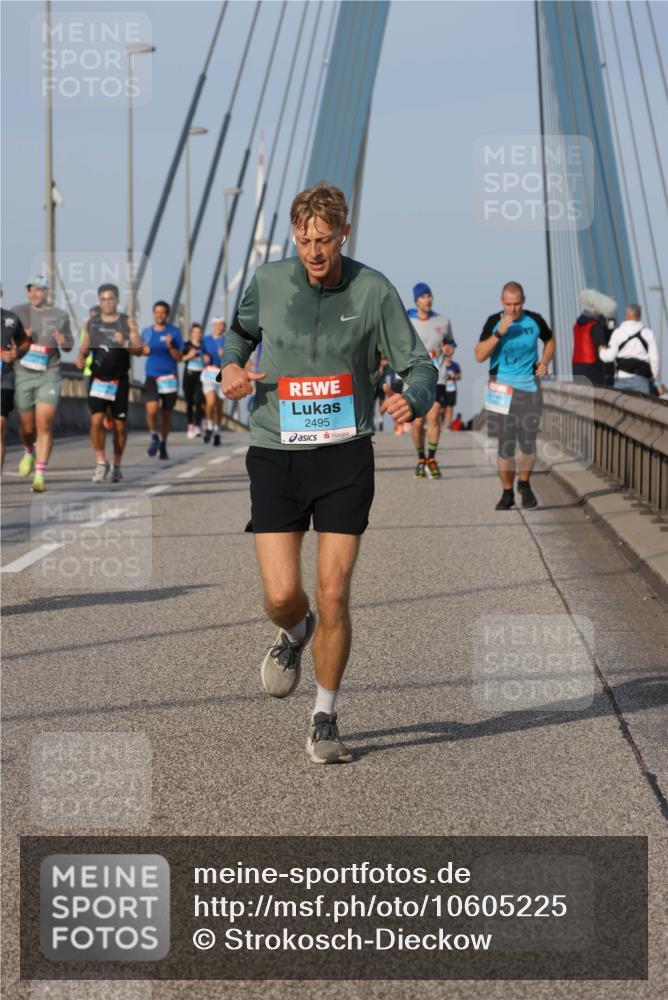03.10.2026 - Köhlbrandbrückenlauf Strokosch-Dieckow http://msf.ph/oto/10605225 03.10.2026 09:43:15 Position 2 2495 meine-sportfotos.de