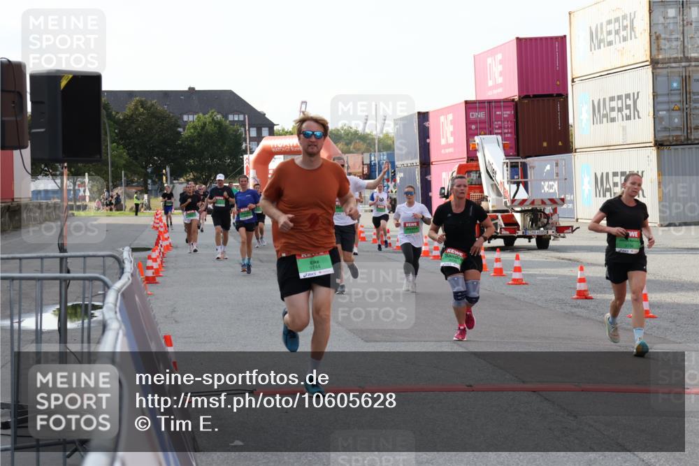 03.10.2026 - Köhlbrandbrückenlauf Tim E. http://msf.ph/oto/10605628 03.10.2026 16:12:43 Ziel 7666, 7751, 7752, 8036, 8287, 8315, 8514, 8532, 8963, 9036, 9515, 9692, 9716, 9744, 9767, 9788 meine-sportfotos.de
