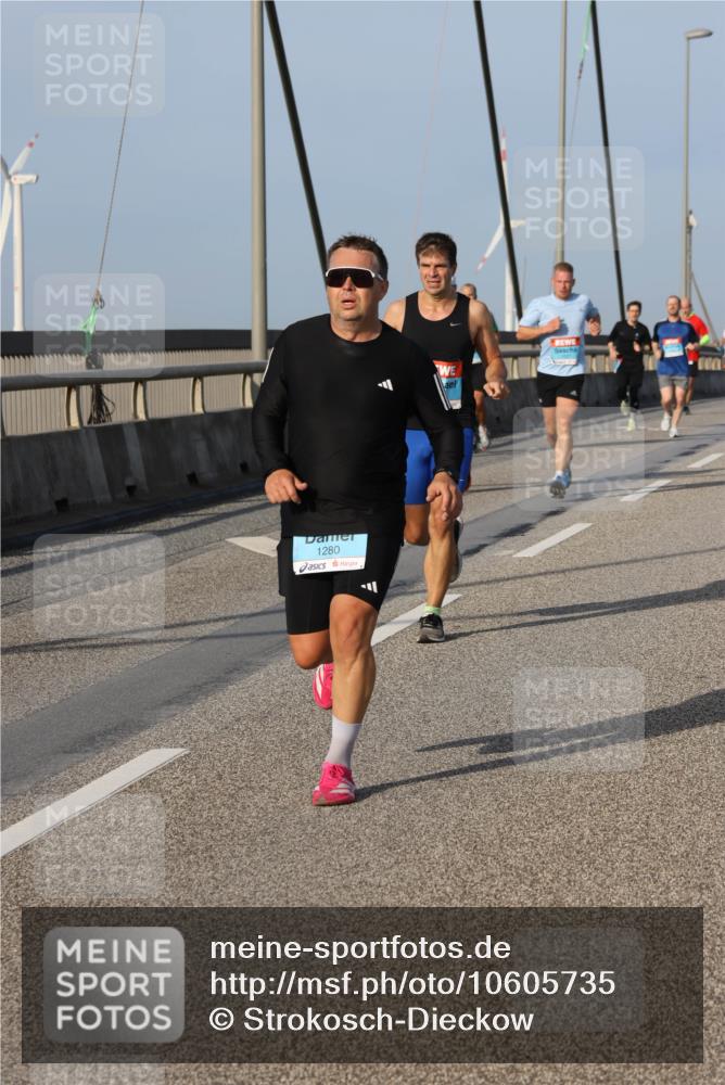 03.10.2026 - Köhlbrandbrückenlauf Strokosch-Dieckow http://msf.ph/oto/10605735 03.10.2026 09:43:51 Position 2 1280 meine-sportfotos.de