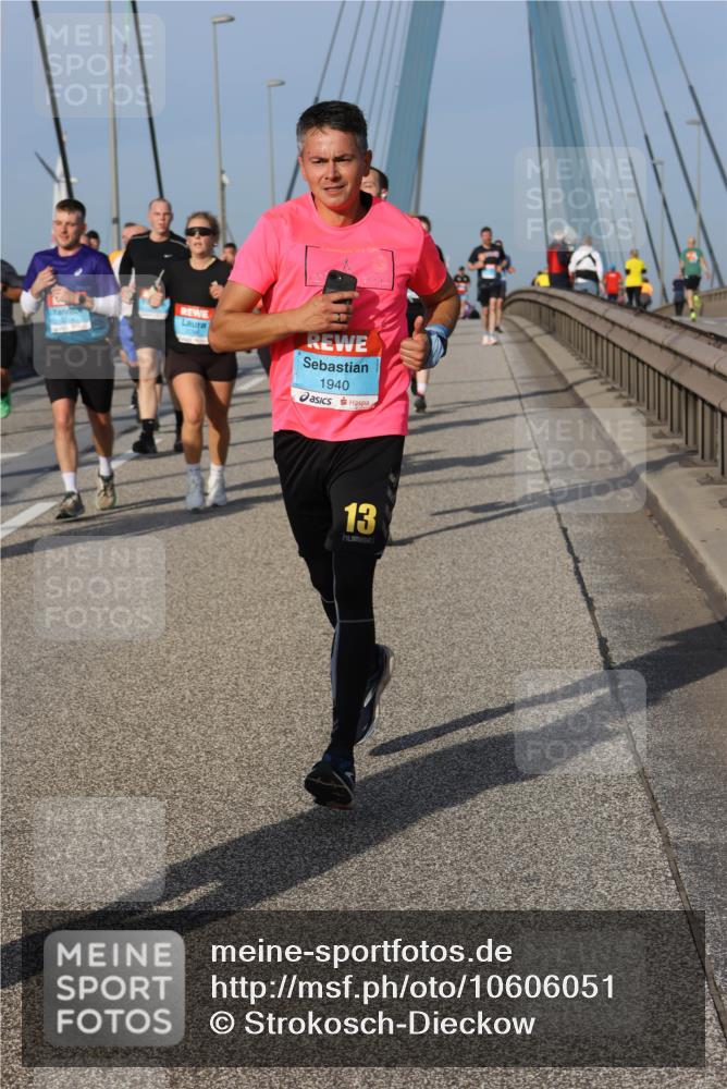 03.10.2026 - Köhlbrandbrückenlauf Strokosch-Dieckow http://msf.ph/oto/10606051 03.10.2026 09:44:30 Position 2 1940, 13 meine-sportfotos.de