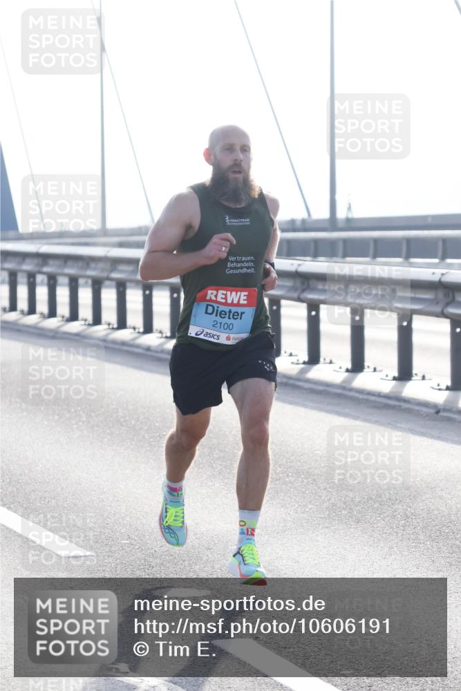 03.10.2026 - Köhlbrandbrückenlauf Tim E. http://msf.ph/oto/10606191 03.10.2026 09:15:59 Position 1 2100 meine-sportfotos.de