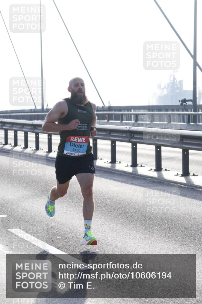 03.10.2026 - Köhlbrandbrückenlauf Tim E. http://msf.ph/oto/10606194 03.10.2026 09:16:00 Position 1 2100 meine-sportfotos.de