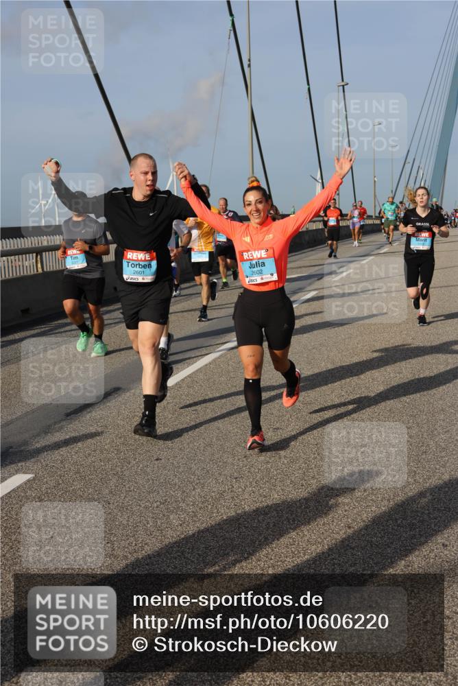 03.10.2026 - Köhlbrandbrückenlauf Strokosch-Dieckow http://msf.ph/oto/10606220 03.10.2026 09:44:35 Position 2 2601, 2602 meine-sportfotos.de