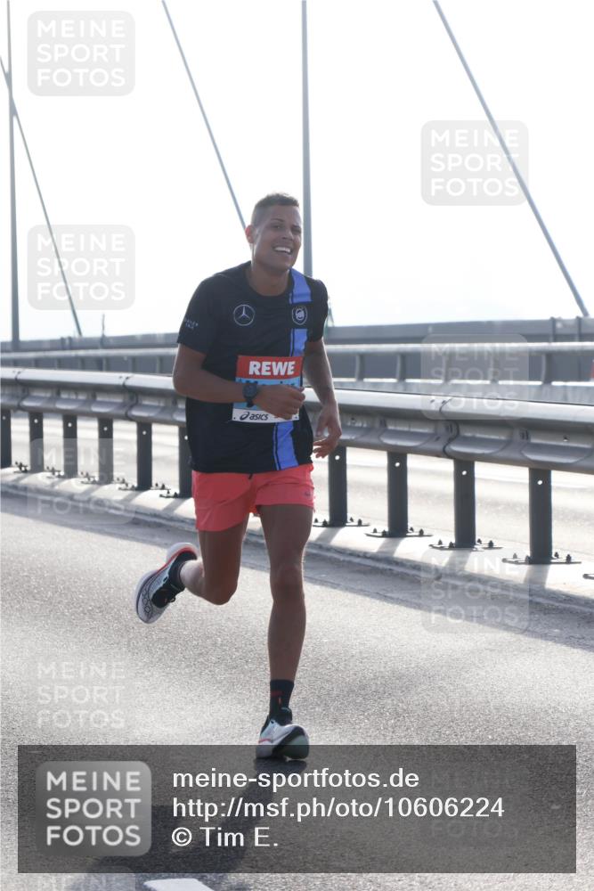 03.10.2026 - Köhlbrandbrückenlauf Tim E. http://msf.ph/oto/10606224 03.10.2026 09:16:03 Position 1  meine-sportfotos.de