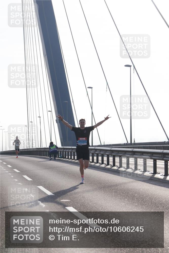03.10.2026 - Köhlbrandbrückenlauf Tim E. http://msf.ph/oto/10606245 03.10.2026 09:16:28 Position 1  meine-sportfotos.de