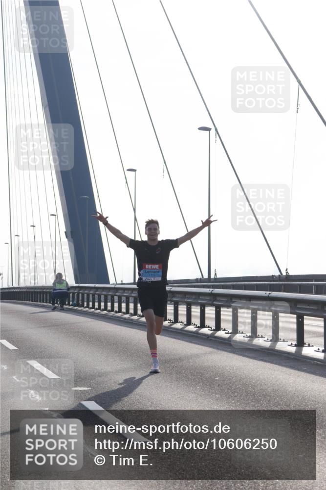 03.10.2026 - Köhlbrandbrückenlauf Tim E. http://msf.ph/oto/10606250 03.10.2026 09:16:29 Position 1  meine-sportfotos.de