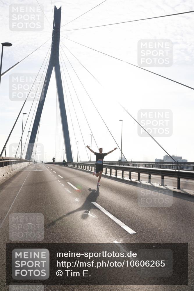 03.10.2026 - Köhlbrandbrückenlauf Tim E. http://msf.ph/oto/10606265 03.10.2026 09:16:30 Position 1  meine-sportfotos.de