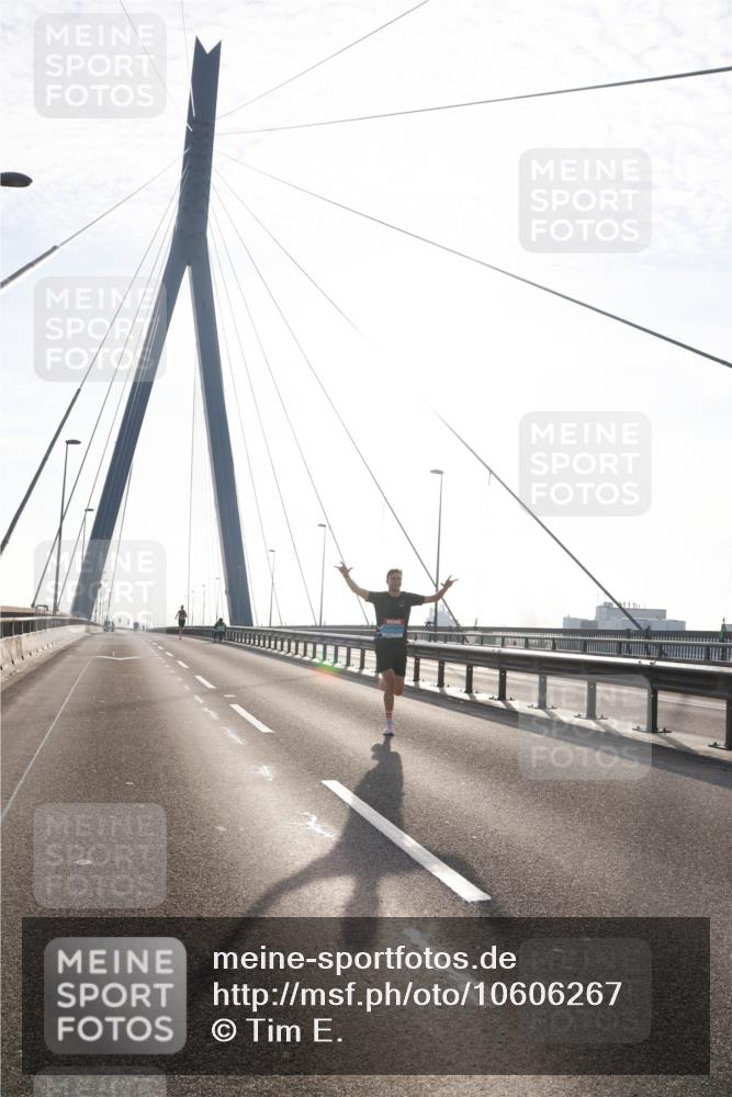 03.10.2026 - Köhlbrandbrückenlauf Tim E. http://msf.ph/oto/10606267 03.10.2026 09:16:30 Position 1  meine-sportfotos.de