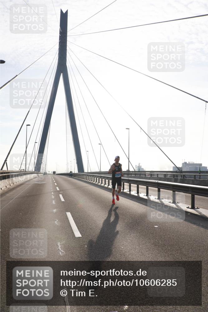 03.10.2026 - Köhlbrandbrückenlauf Tim E. http://msf.ph/oto/10606285 03.10.2026 09:16:40 Position 1  meine-sportfotos.de