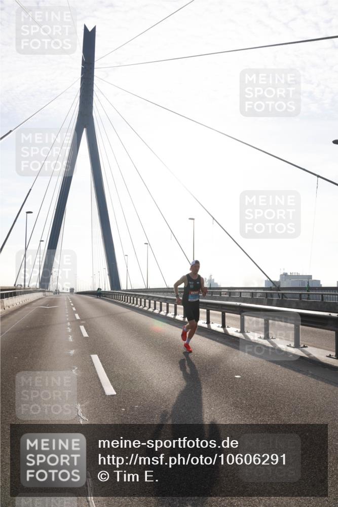 03.10.2026 - Köhlbrandbrückenlauf Tim E. http://msf.ph/oto/10606291 03.10.2026 09:16:40 Position 1  meine-sportfotos.de
