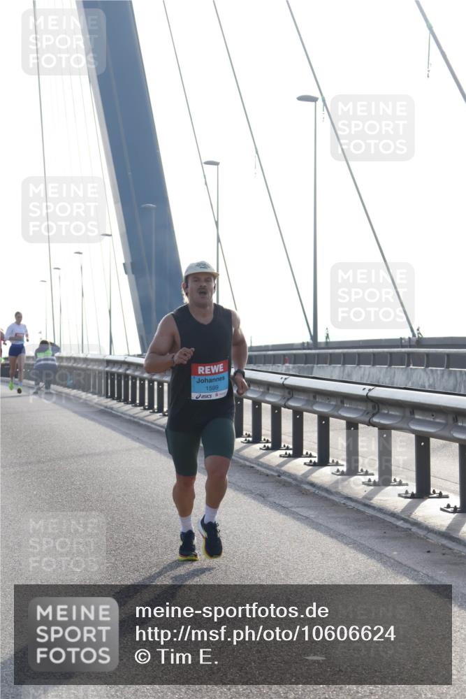03.10.2026 - Köhlbrandbrückenlauf Tim E. http://msf.ph/oto/10606624 03.10.2026 09:18:16 Position 1 1599 meine-sportfotos.de
