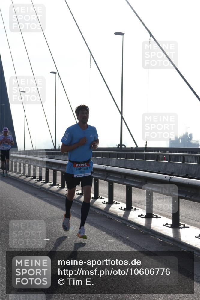 03.10.2026 - Köhlbrandbrückenlauf Tim E. http://msf.ph/oto/10606776 03.10.2026 09:18:38 Position 1 3705 meine-sportfotos.de