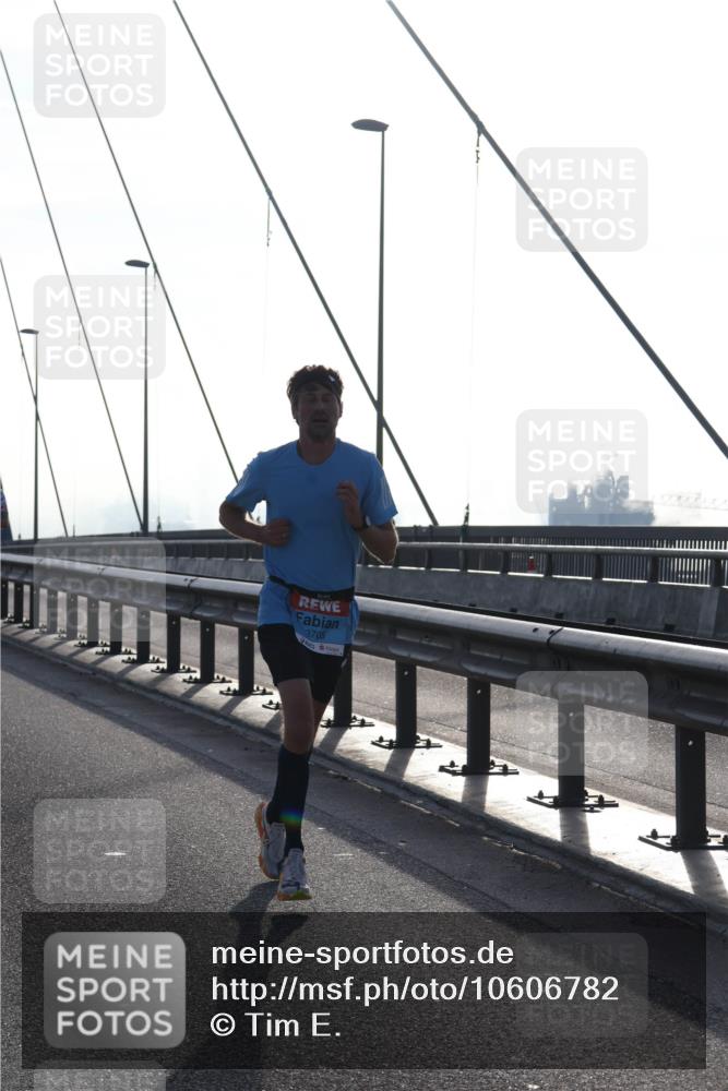 03.10.2026 - Köhlbrandbrückenlauf Tim E. http://msf.ph/oto/10606782 03.10.2026 09:18:38 Position 1 3705 meine-sportfotos.de