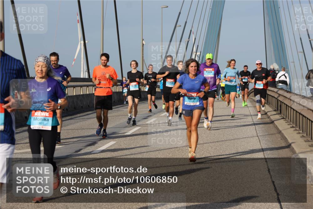 03.10.2026 - Köhlbrandbrückenlauf Strokosch-Dieckow http://msf.ph/oto/10606850 03.10.2026 09:45:12 Position 2 9, 2469, 2338 meine-sportfotos.de