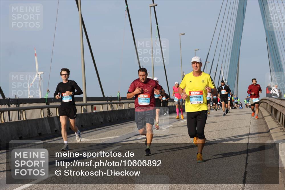 03.10.2026 - Köhlbrandbrückenlauf Strokosch-Dieckow http://msf.ph/oto/10606892 03.10.2026 09:45:27 Position 2 1127, 3004, 1808 meine-sportfotos.de