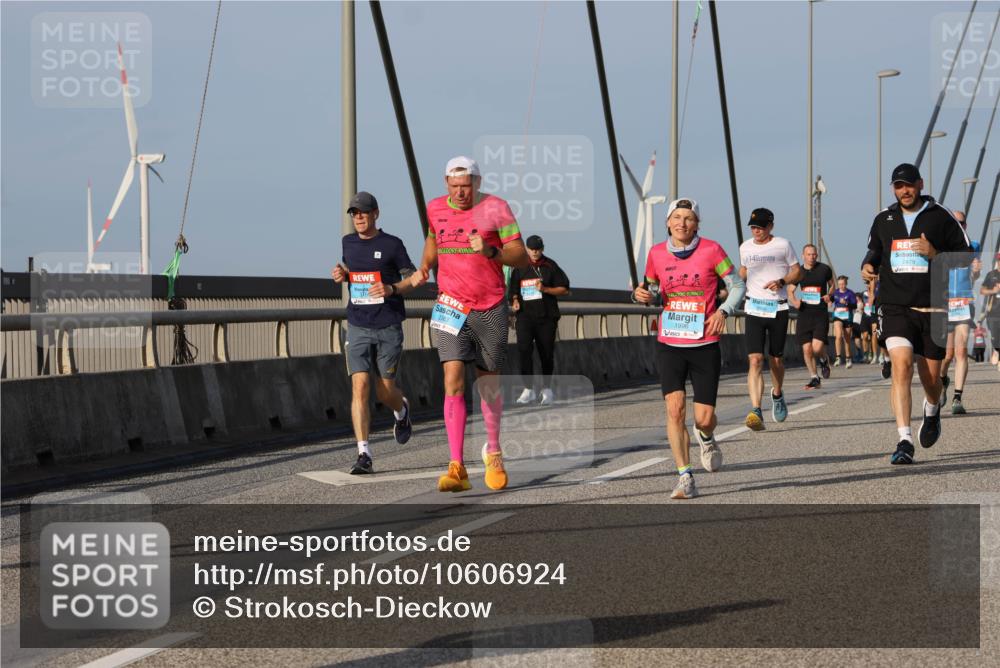 03.10.2026 - Köhlbrandbrückenlauf Strokosch-Dieckow http://msf.ph/oto/10606924 03.10.2026 09:45:33 Position 2 14, 2363, 1996 meine-sportfotos.de