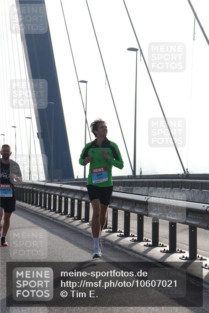 03.10.2026 - Köhlbrandbrückenlauf Tim E. http://msf.ph/oto/10607021 03.10.2026 09:19:21 Position 1 6, 66, 2047, 1091 meine-sportfotos.de