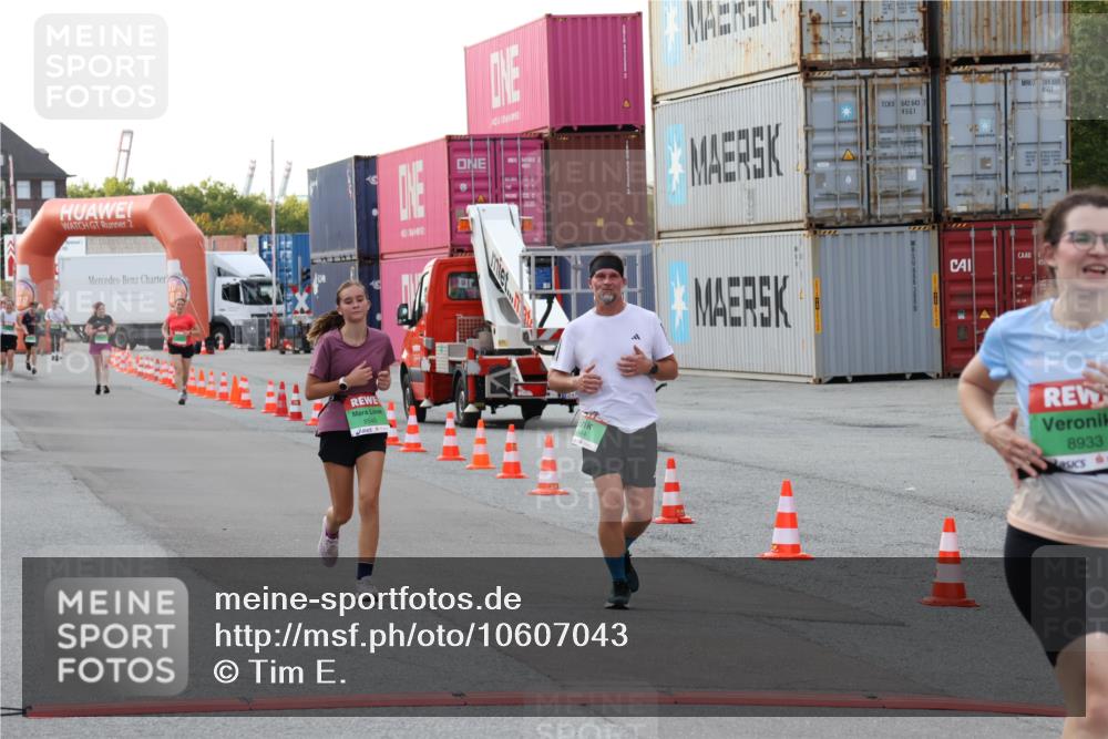 03.10.2026 - Köhlbrandbrückenlauf Tim E. http://msf.ph/oto/10607043 03.10.2026 16:13:56 Ziel 8279, 8431, 8544, 8545, 8933 meine-sportfotos.de