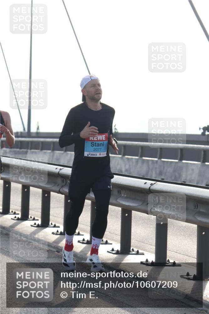 03.10.2026 - Köhlbrandbrückenlauf Tim E. http://msf.ph/oto/10607209 03.10.2026 09:19:49 Position 1 2077 meine-sportfotos.de